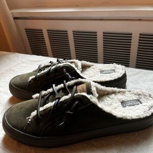 Never worn women’s Sperry slides size 8